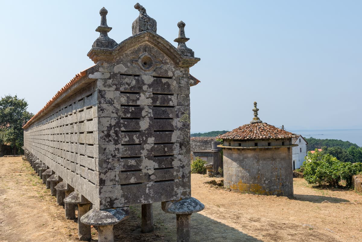  Descubre la iglesia de Santa María y el hórreo de Lira